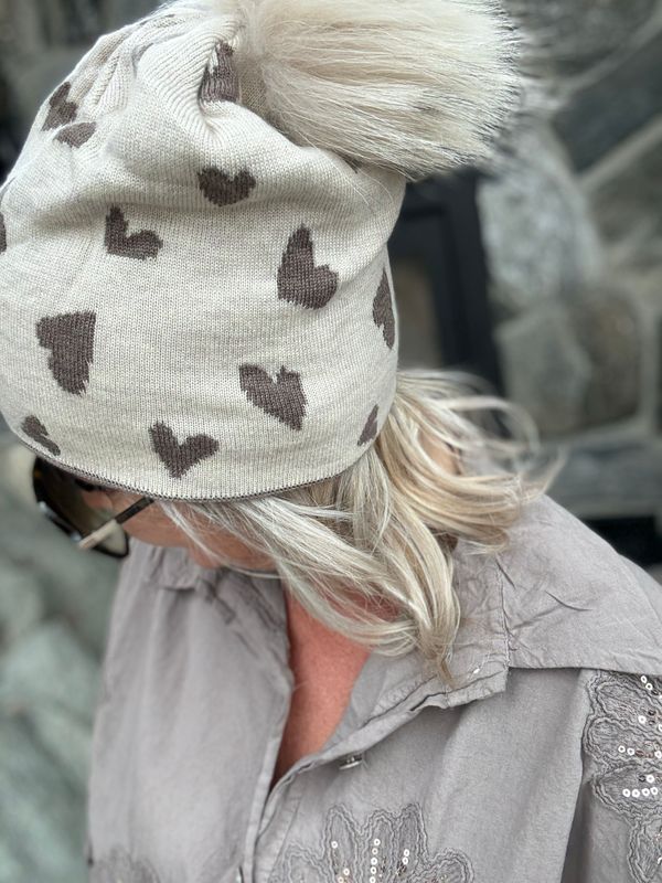 Hjerte-lue med avtagbar dusk beige